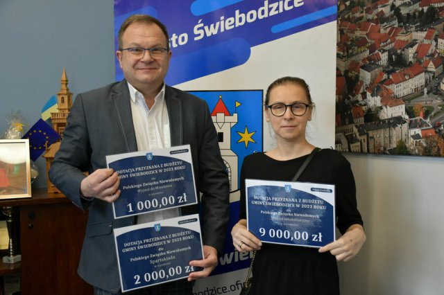 Burmistrz Świebodzic podpisał kolejnych dziewięć umów [Foto, Szczegóły]