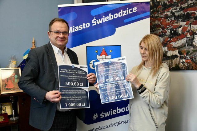 Burmistrz Świebodzic podpisał kolejnych dziewięć umów [Foto, Szczegóły]