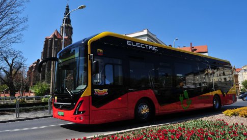 Rozbudowa infrastruktury ładowania autobusów elektrycznych w Świdnicy: Powstaną nowe ładowarki na zajezdni i stacje pantografowe na pętlach autobusowych [Szczegóły]