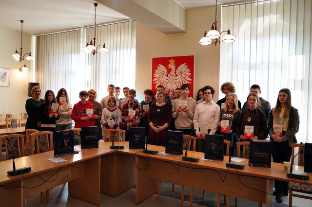 Żywa lekcja o samorządzie z wójt Mazurek. Młodzież zadawała pytania