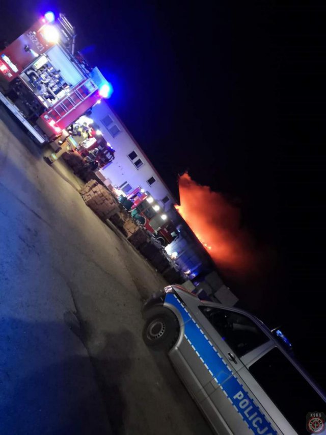 [FOTO] Nocny pożar hali