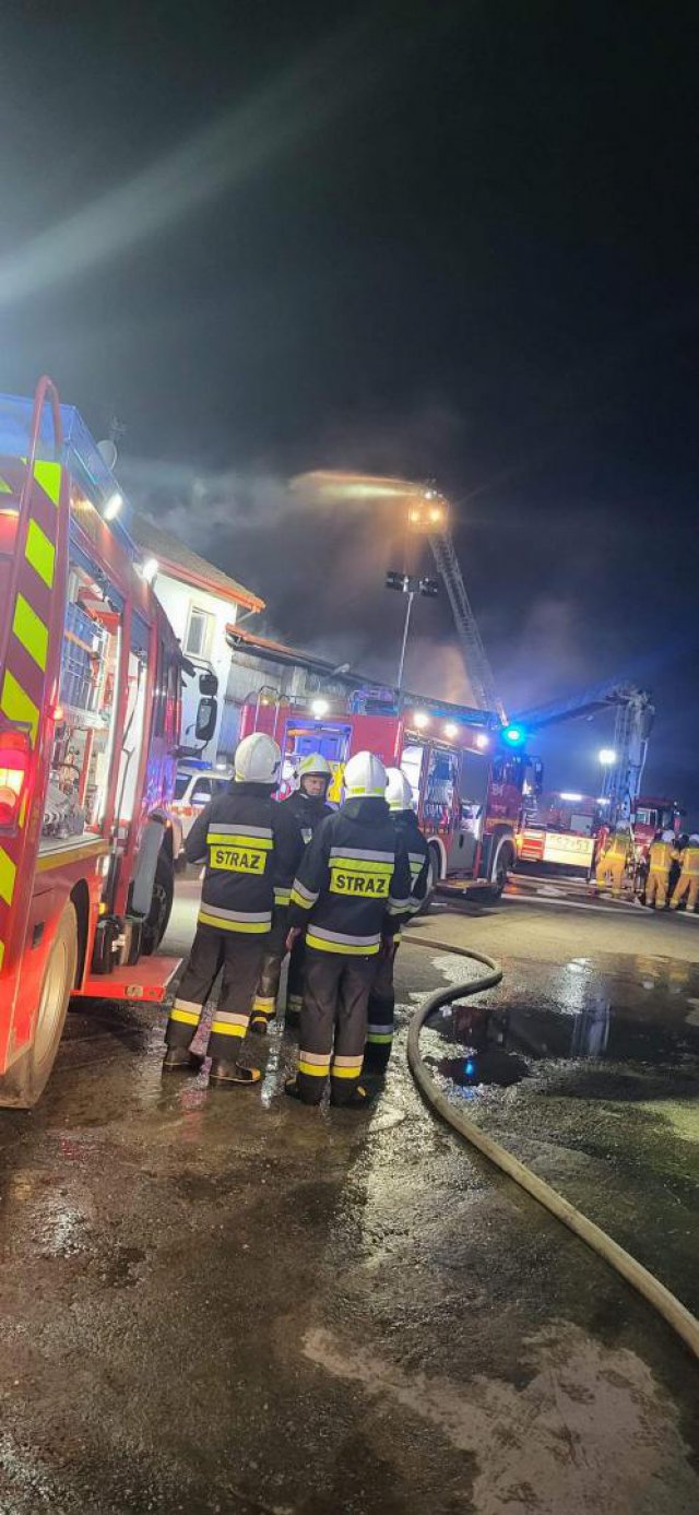 [FOTO] Nocny pożar hali