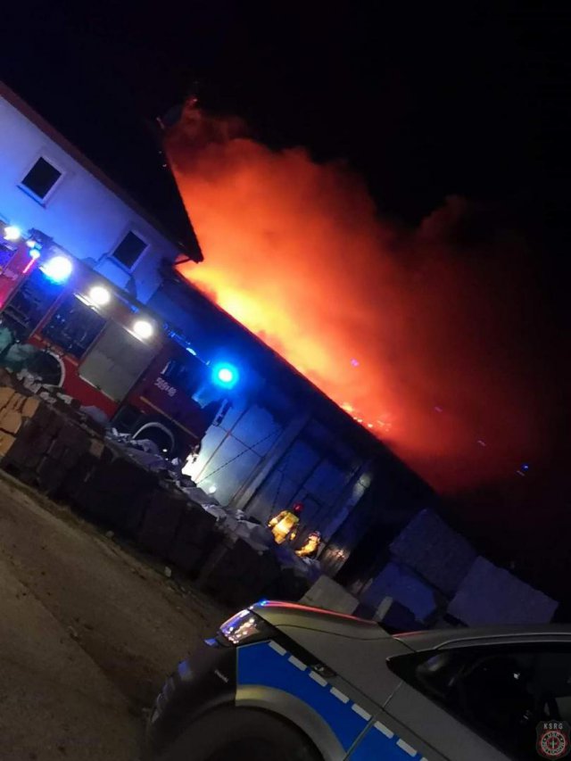 [FOTO] Nocny pożar hali