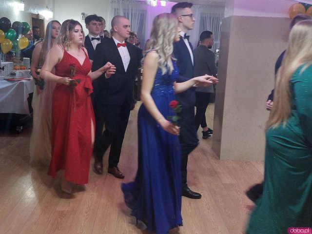 [FOTO] Poloneza czas zacząć... Studniówka Zespołu Szkół w Strzegomiu