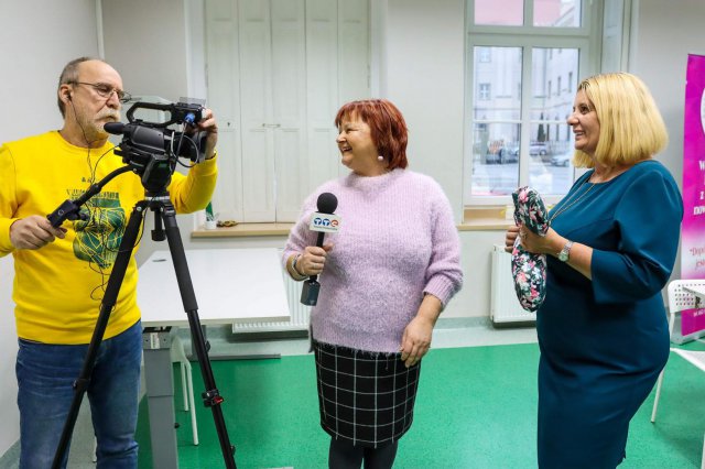 Świdnickie Stowarzyszenie Amazonki włączyło się w akcję Serce dla serca. 100 kolorowych poduszek trafi do pacjentek Latawca [Foto]