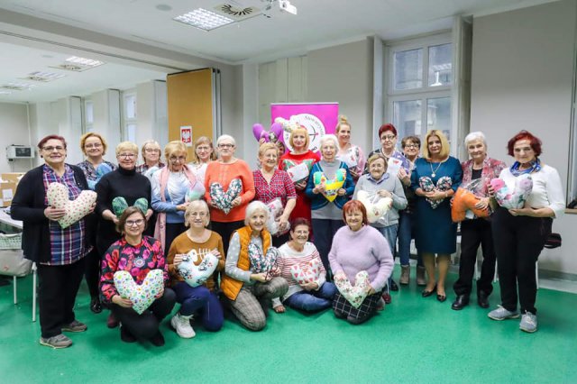 Świdnickie Stowarzyszenie Amazonki włączyło się w akcję Serce dla serca. 100 kolorowych poduszek trafi do pacjentek Latawca [Foto]