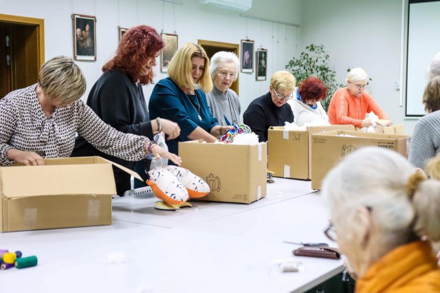 Świdnickie Stowarzyszenie Amazonki włączyło się w akcję Serce dla serca. 100 kolorowych poduszek trafi do pacjentek Latawca [Foto]