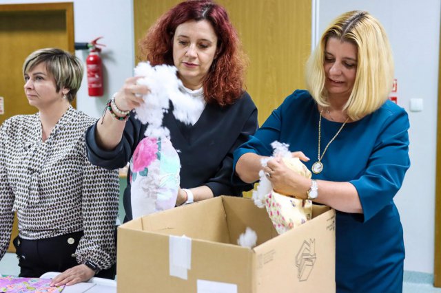 Świdnickie Stowarzyszenie Amazonki włączyło się w akcję Serce dla serca. 100 kolorowych poduszek trafi do pacjentek Latawca [Foto]