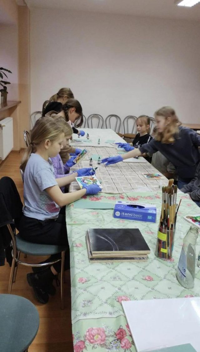 Malują, rozwijają umiejętności manualne i miło spędzają ferie zimowe w gminie Świdnica [Foto]