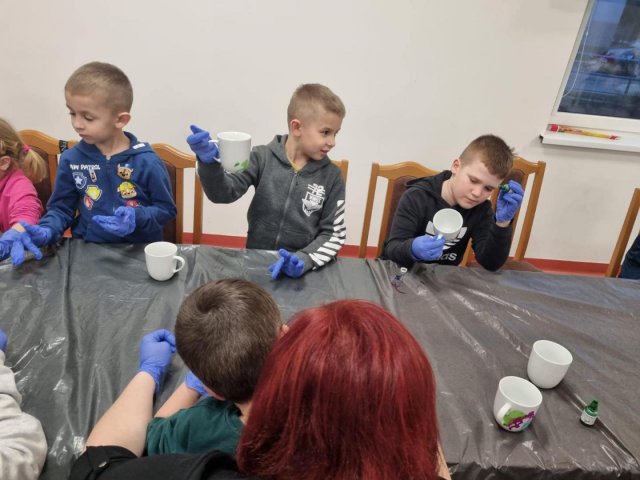 Malują, rozwijają umiejętności manualne i miło spędzają ferie zimowe w gminie Świdnica [Foto]