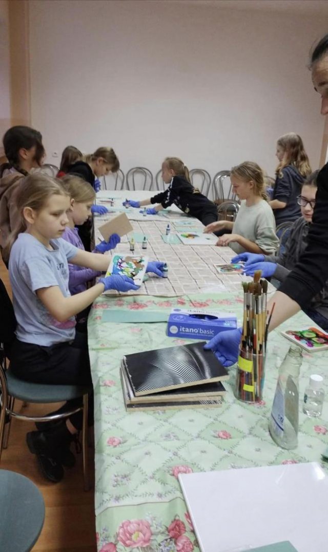 Malują, rozwijają umiejętności manualne i miło spędzają ferie zimowe w gminie Świdnica [Foto]