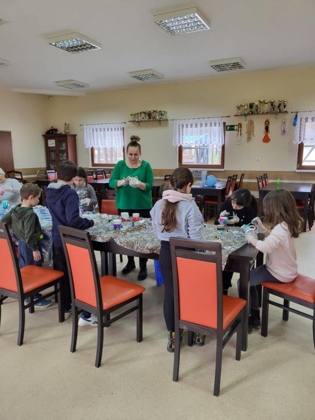 Malują, rozwijają umiejętności manualne i miło spędzają ferie zimowe w gminie Świdnica [Foto]