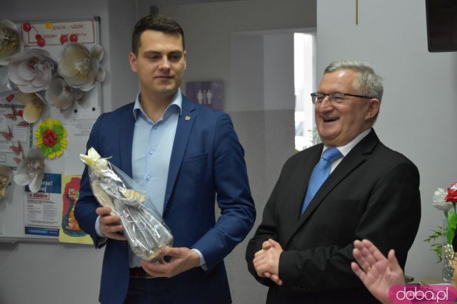 Seniorzy z gminy Strzegom otrzymali 12 nowych laptopów [Foto, Wideo]