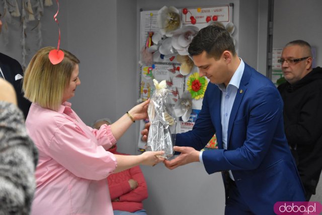 Seniorzy z gminy Strzegom otrzymali 12 nowych laptopów [Foto, Wideo]