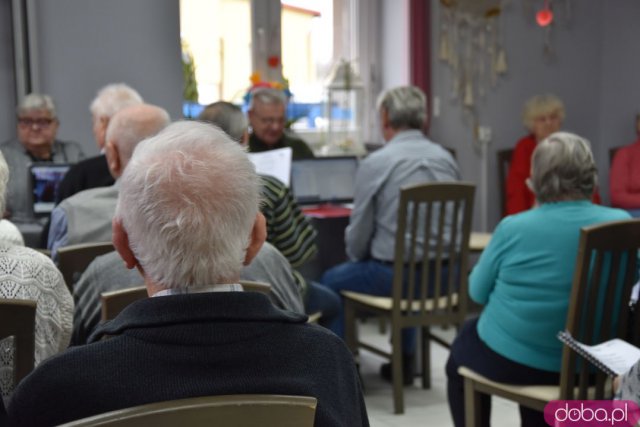 Seniorzy z gminy Strzegom otrzymali 12 nowych laptopów [Foto, Wideo]