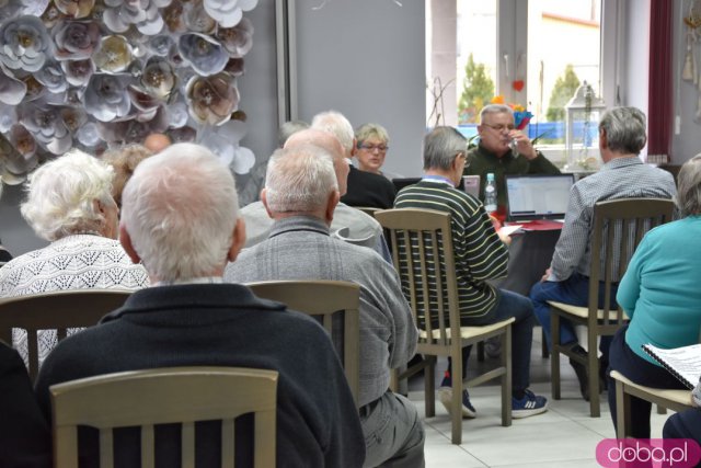 Seniorzy z gminy Strzegom otrzymali 12 nowych laptopów [Foto, Wideo]