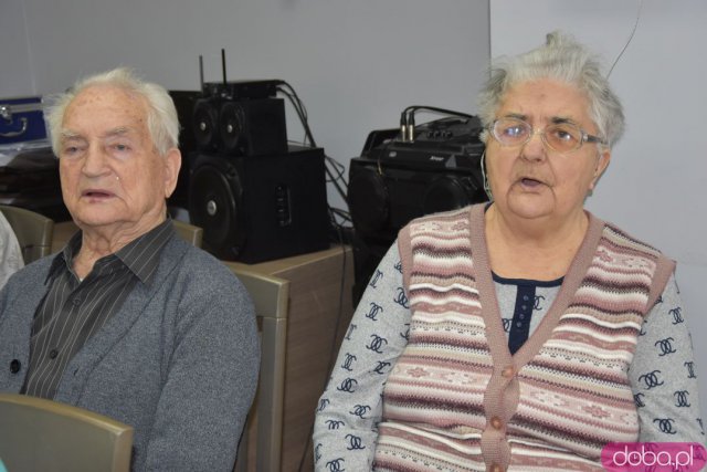 Seniorzy z gminy Strzegom otrzymali 12 nowych laptopów [Foto, Wideo]