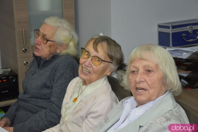 Seniorzy z gminy Strzegom otrzymali 12 nowych laptopów [Foto, Wideo]
