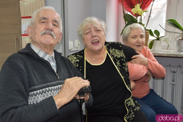 Seniorzy z gminy Strzegom otrzymali 12 nowych laptopów [Foto, Wideo]