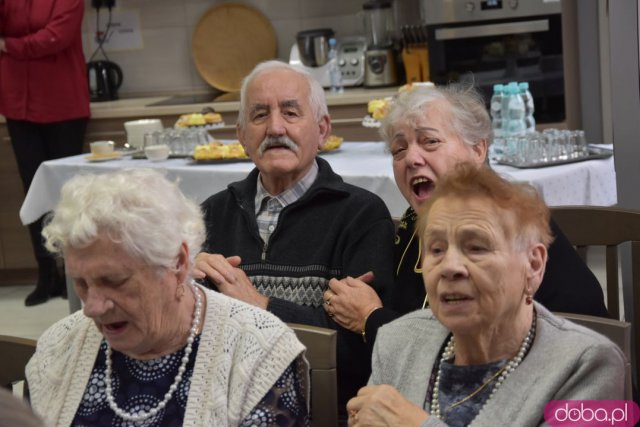 Seniorzy z gminy Strzegom otrzymali 12 nowych laptopów [Foto, Wideo]