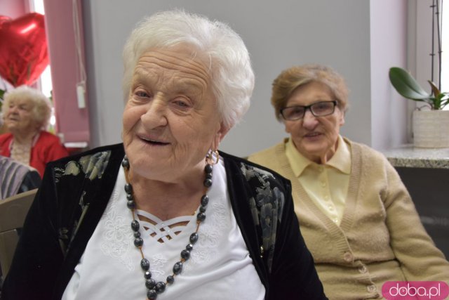 Seniorzy z gminy Strzegom otrzymali 12 nowych laptopów [Foto, Wideo]