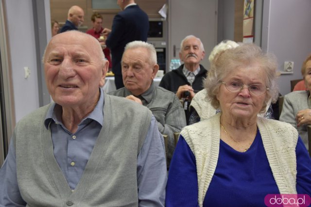 Seniorzy z gminy Strzegom otrzymali 12 nowych laptopów [Foto, Wideo]