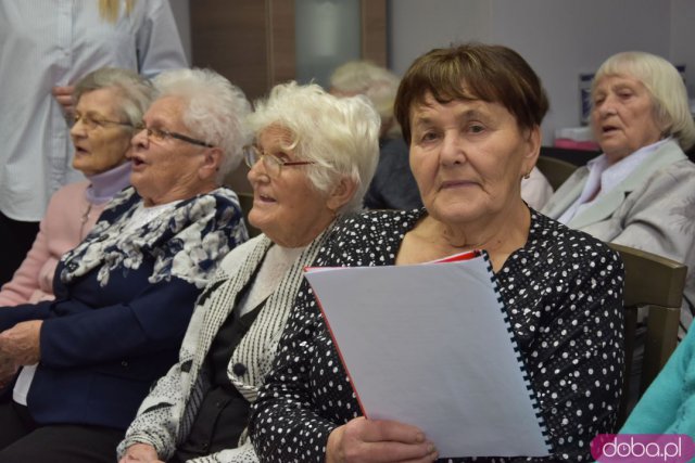 Seniorzy z gminy Strzegom otrzymali 12 nowych laptopów [Foto, Wideo]