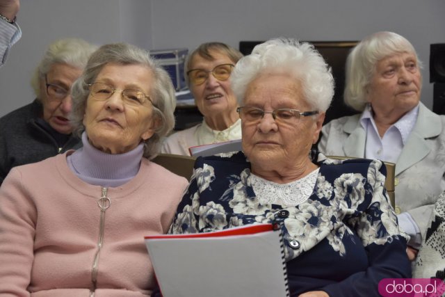 Seniorzy z gminy Strzegom otrzymali 12 nowych laptopów [Foto, Wideo]