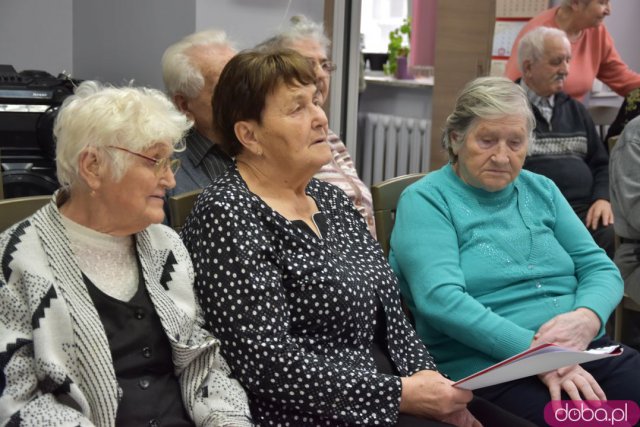 Seniorzy z gminy Strzegom otrzymali 12 nowych laptopów [Foto, Wideo]