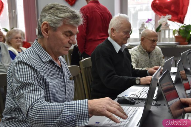 Seniorzy z gminy Strzegom otrzymali 12 nowych laptopów [Foto, Wideo]