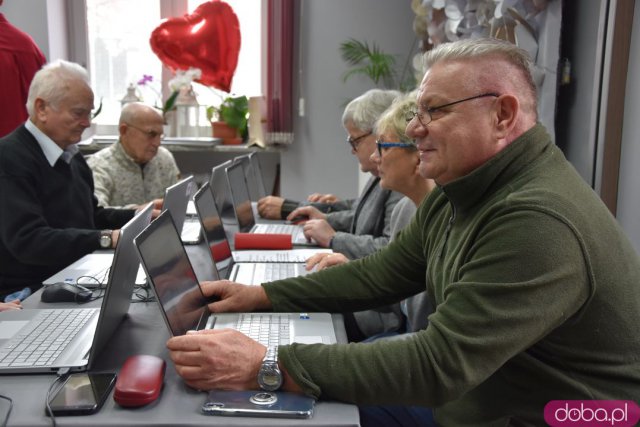 Seniorzy z gminy Strzegom otrzymali 12 nowych laptopów [Foto, Wideo]