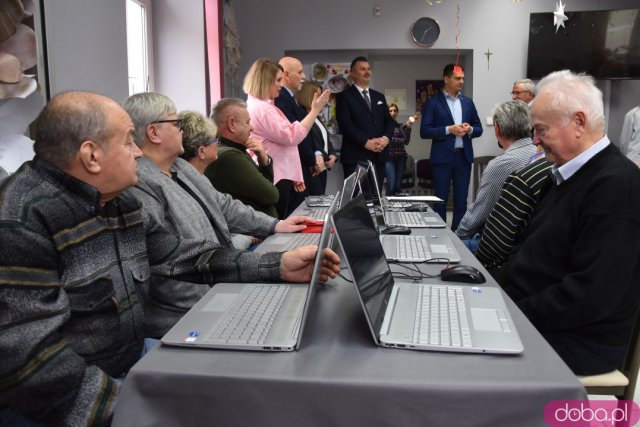 Seniorzy z gminy Strzegom otrzymali 12 nowych laptopów [Foto, Wideo]