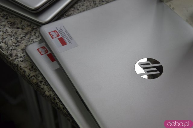 Seniorzy z gminy Strzegom otrzymali 12 nowych laptopów [Foto, Wideo]