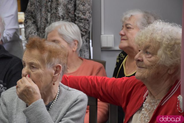 Seniorzy z gminy Strzegom otrzymali 12 nowych laptopów [Foto, Wideo]