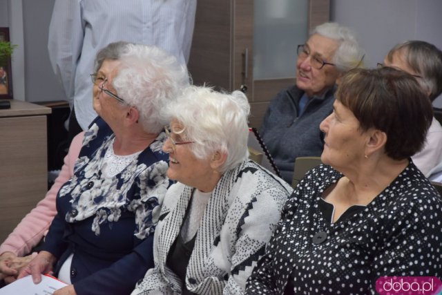 Seniorzy z gminy Strzegom otrzymali 12 nowych laptopów [Foto, Wideo]