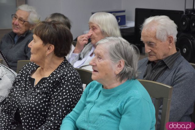Seniorzy z gminy Strzegom otrzymali 12 nowych laptopów [Foto, Wideo]