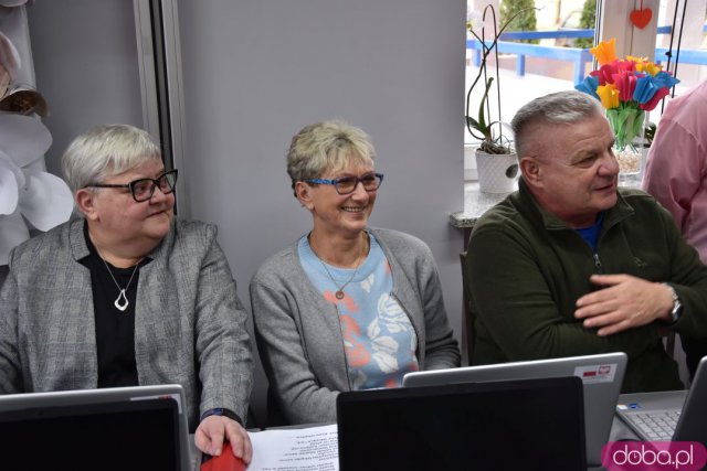 Seniorzy z gminy Strzegom otrzymali 12 nowych laptopów [Foto, Wideo]