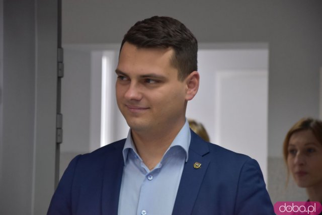 Seniorzy z gminy Strzegom otrzymali 12 nowych laptopów [Foto, Wideo]