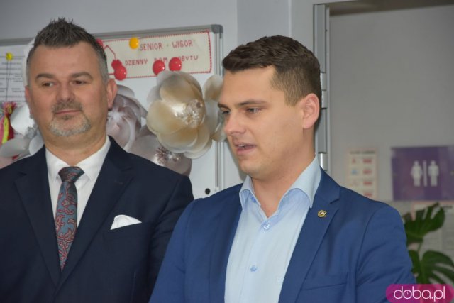 Seniorzy z gminy Strzegom otrzymali 12 nowych laptopów [Foto, Wideo]