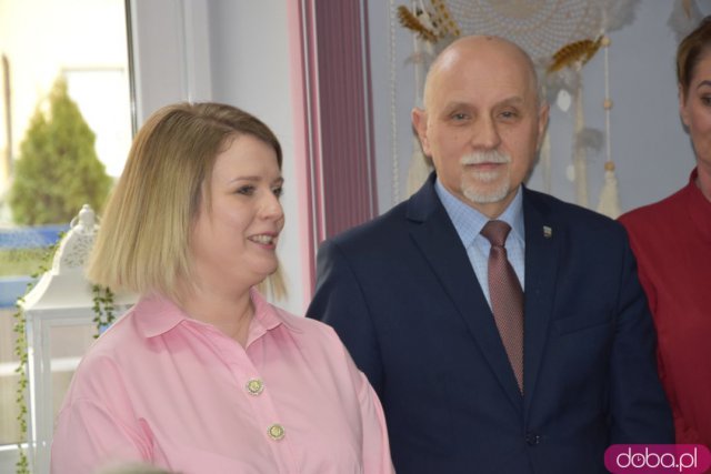 Seniorzy z gminy Strzegom otrzymali 12 nowych laptopów [Foto, Wideo]
