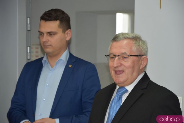 Seniorzy z gminy Strzegom otrzymali 12 nowych laptopów [Foto, Wideo]