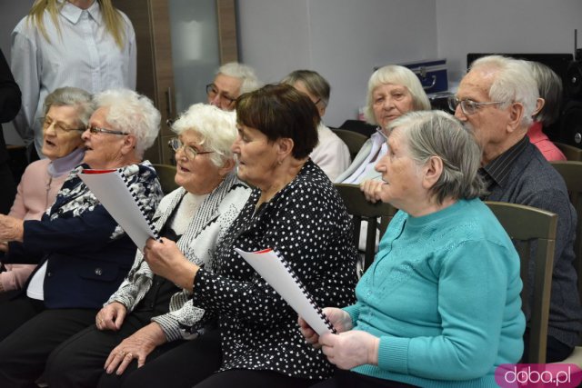 Seniorzy z gminy Strzegom otrzymali 12 nowych laptopów [Foto, Wideo]
