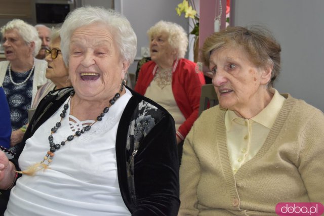 Seniorzy z gminy Strzegom otrzymali 12 nowych laptopów [Foto, Wideo]