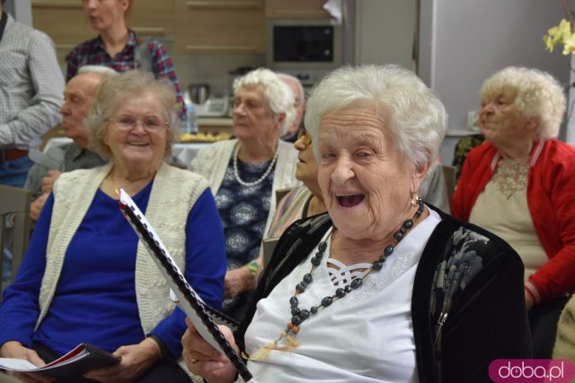 Seniorzy z gminy Strzegom otrzymali 12 nowych laptopów [Foto, Wideo]