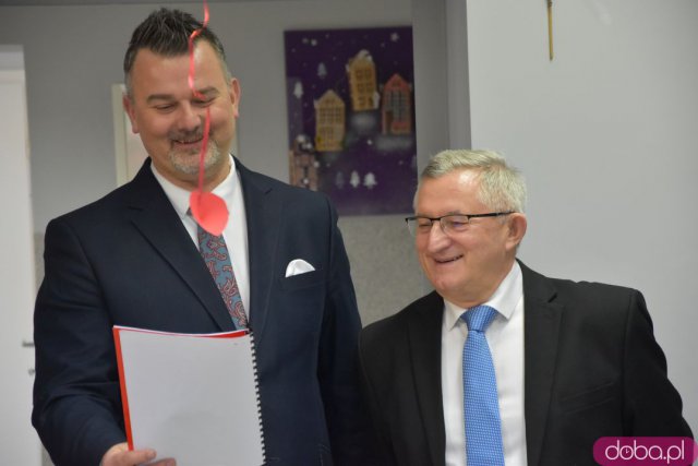 Seniorzy z gminy Strzegom otrzymali 12 nowych laptopów [Foto, Wideo]