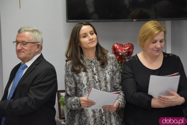 Seniorzy z gminy Strzegom otrzymali 12 nowych laptopów [Foto, Wideo]