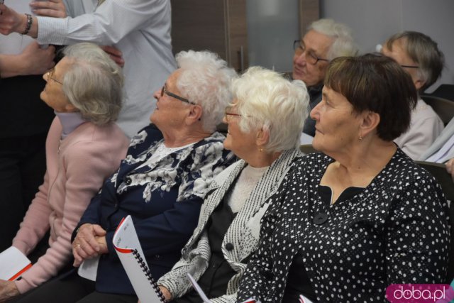 Seniorzy z gminy Strzegom otrzymali 12 nowych laptopów [Foto, Wideo]