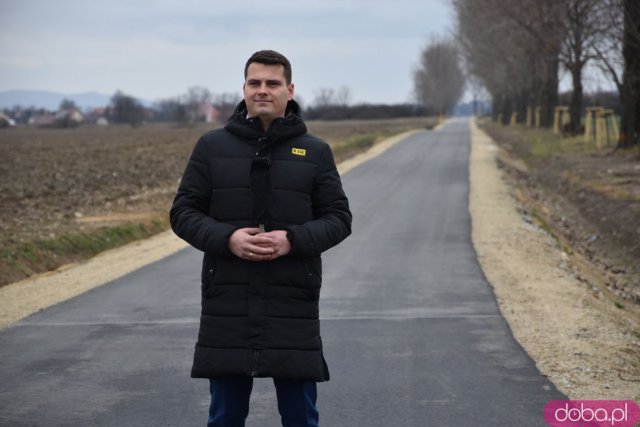 Zobacz, jak wygląda nowa droga między Tomkowicami a Godzieszówkiem. To nie jedyna inwestycja drogowa w gminie Strzegom w ostatnim czasie [Foto, Wideo]
