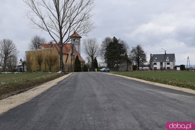 Zobacz, jak wygląda nowa droga między Tomkowicami a Godzieszówkiem. To nie jedyna inwestycja drogowa w gminie Strzegom w ostatnim czasie [Foto, Wideo]