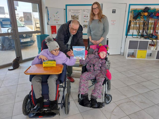 [FOTO] Pełnosprawni w pomaganiu. Społeczność OREW wsparła świdnickie schronisko